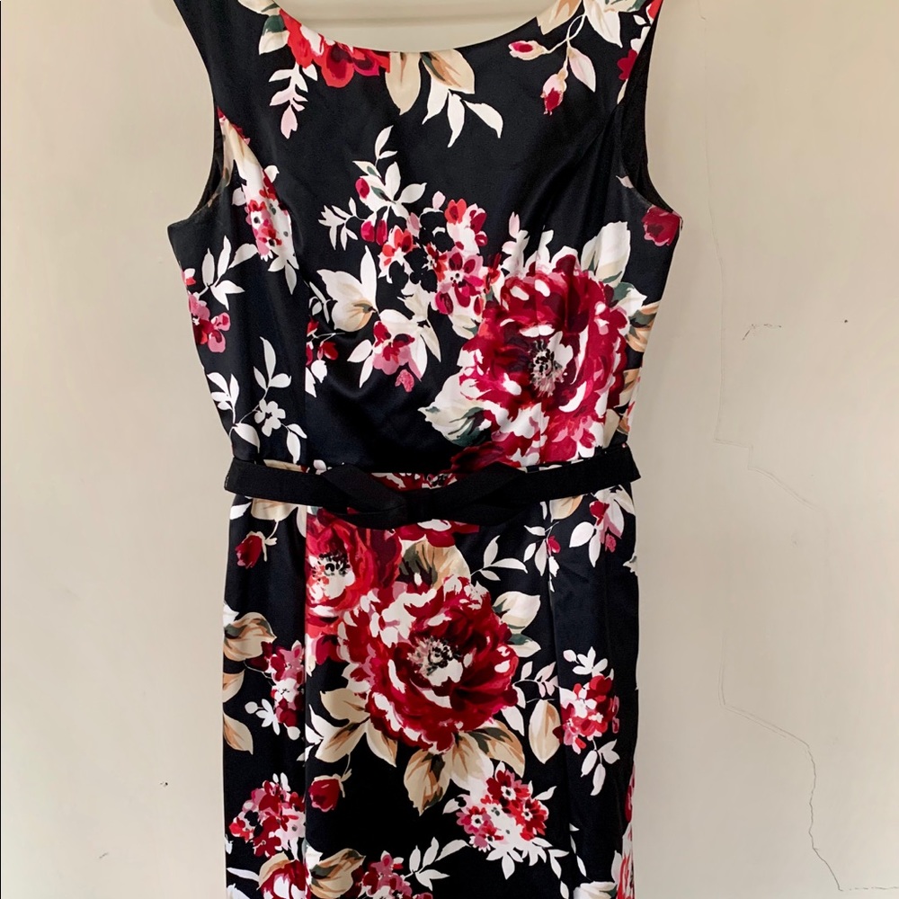 Floral little black dress! 🌺